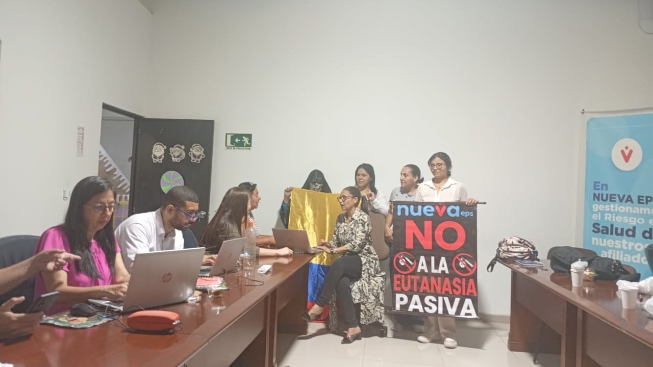 Desde el 1 de diciembre, las madres han adelantado un plantón en la sede regional de la EPS.