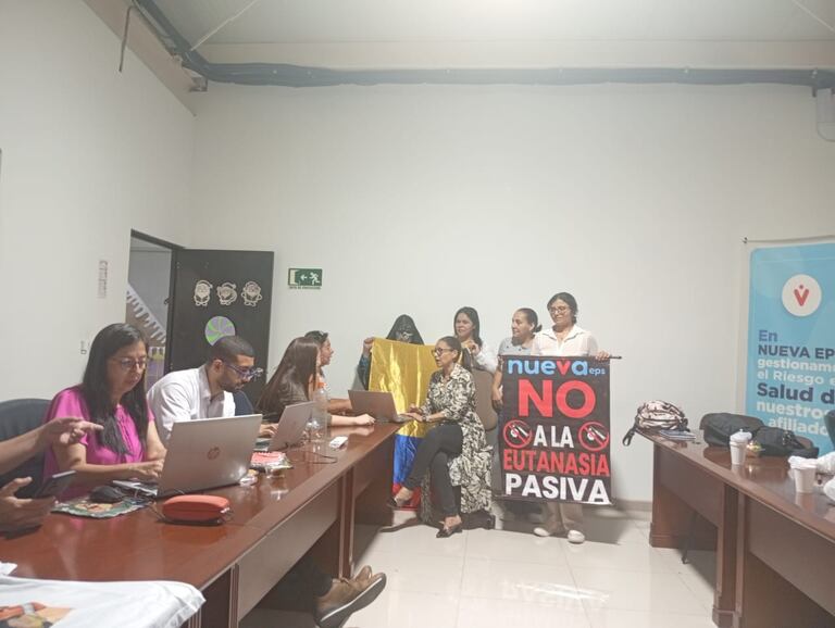 Desde el 1 de diciembre, las madres han adelantado un plantón en la sede regional de la EPS.