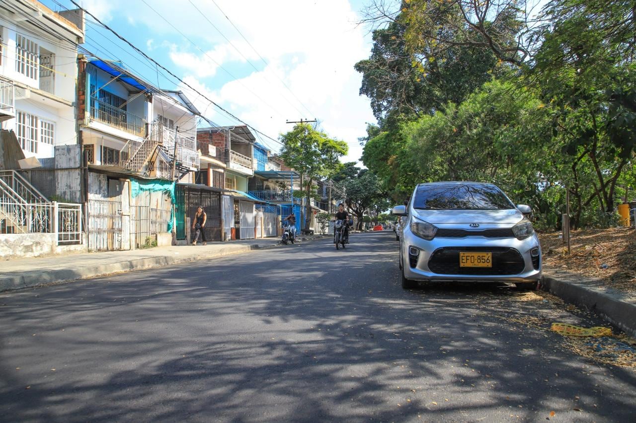 Después de años de espera, vecinos de El Poblado estrenan la renovada calle 42 en el oriente de Cali
La vía, que durante años presentó huecos, polvo y problemas de movilidad, fue rehabilitada como parte de un plan que recuperó 1.224 metros lineales en las comunas 13 y 15.