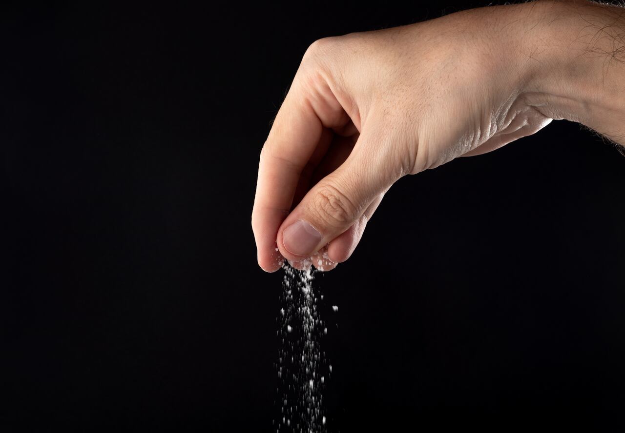 A lo largo de generaciones, la costumbre de esparcir sal en los rincones de la casa ha suscitado preguntas sobre su verdadero significado y propósito.