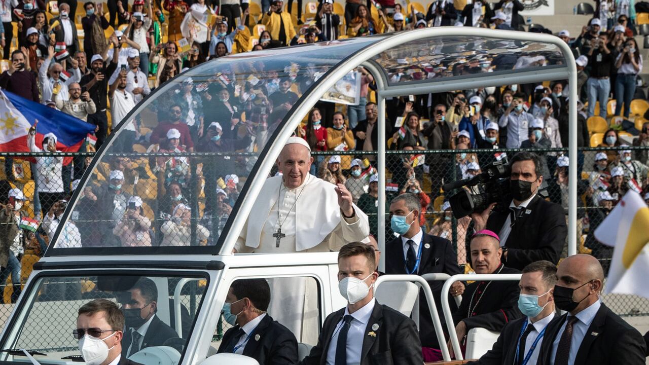 El Papa Francisco saluda a la multitud cuando llega para celebrar misa en el estadio Franso Hariri el 7 de marzo de 2021 en Erbil, Irak