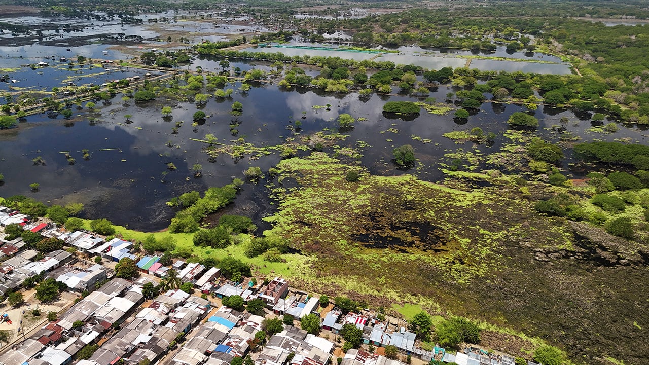 La margen izquierda de Montería fue una de las más afectadas por las inundaciones. En los barrios Vallejo, El Dorado y El Poblado, el agua superó más de un metro de altura y en algunos puntos alcanzó los dos metros.