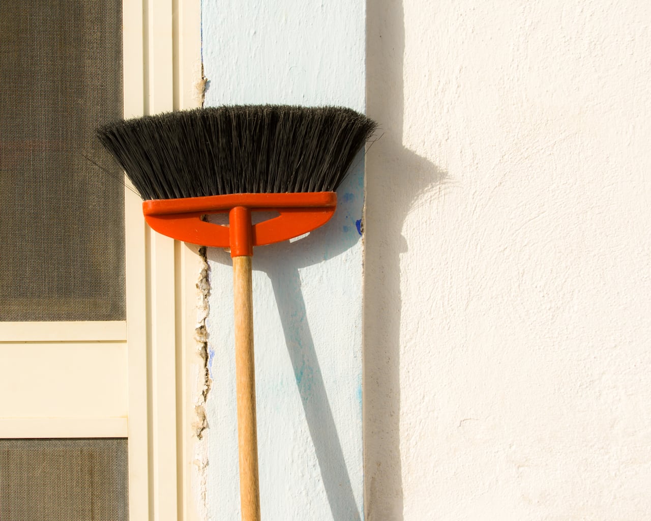 En un mundo donde la magia y la realidad se entrelazan, la posición de una escoba hacia arriba puede ser más que una simple curiosidad; podría ser un mensaje del universo.