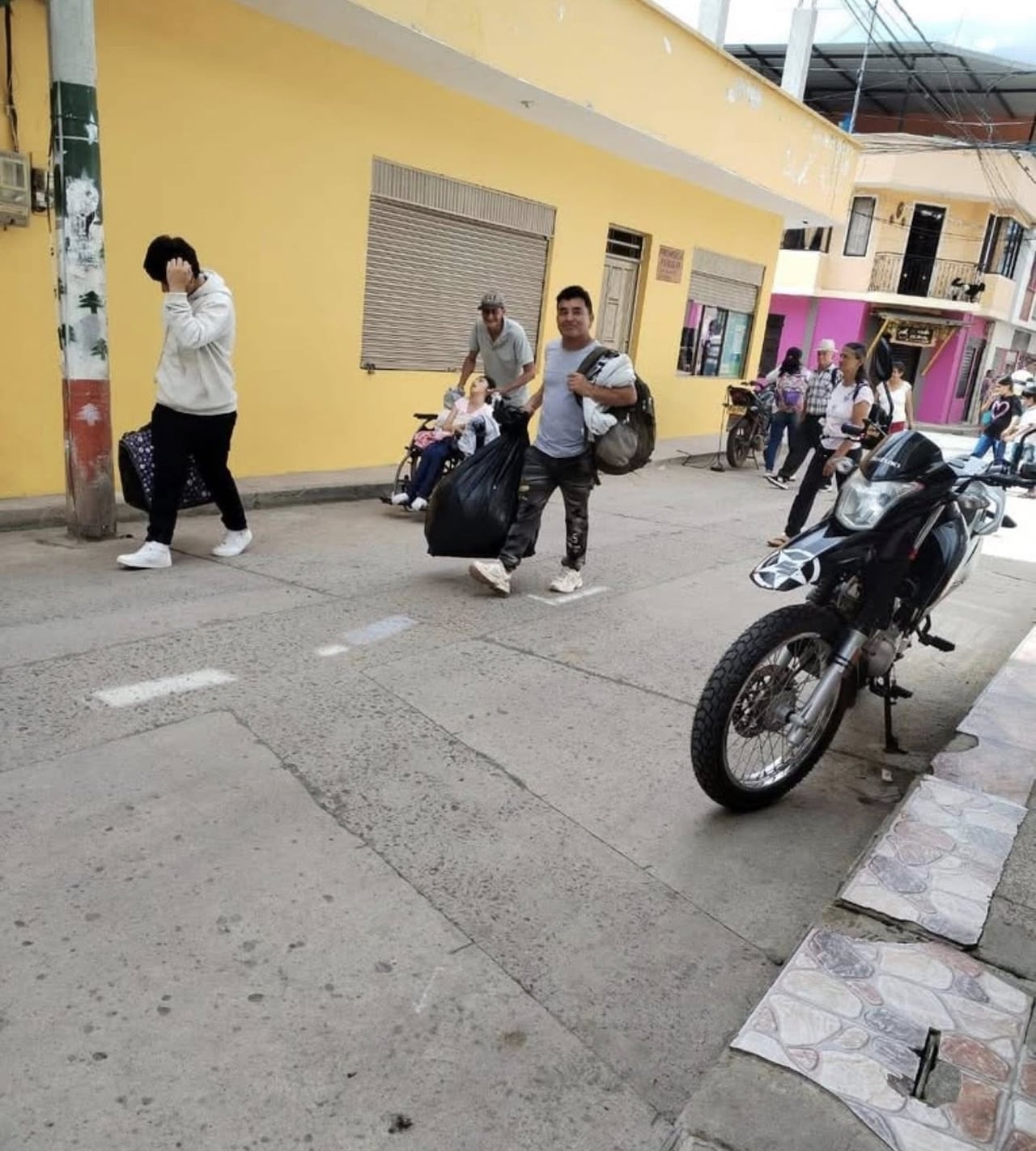 La situación de orden público en el municipio de Linares, Nariño, ha escalado drásticamente tras confirmarse que el desplazamiento masivo de familias obedece a cruentos combates entre las Autodefensas Unidas de Nariño, AUN, y facciones de las disidencias de las Farc que se disputan el control territorial.