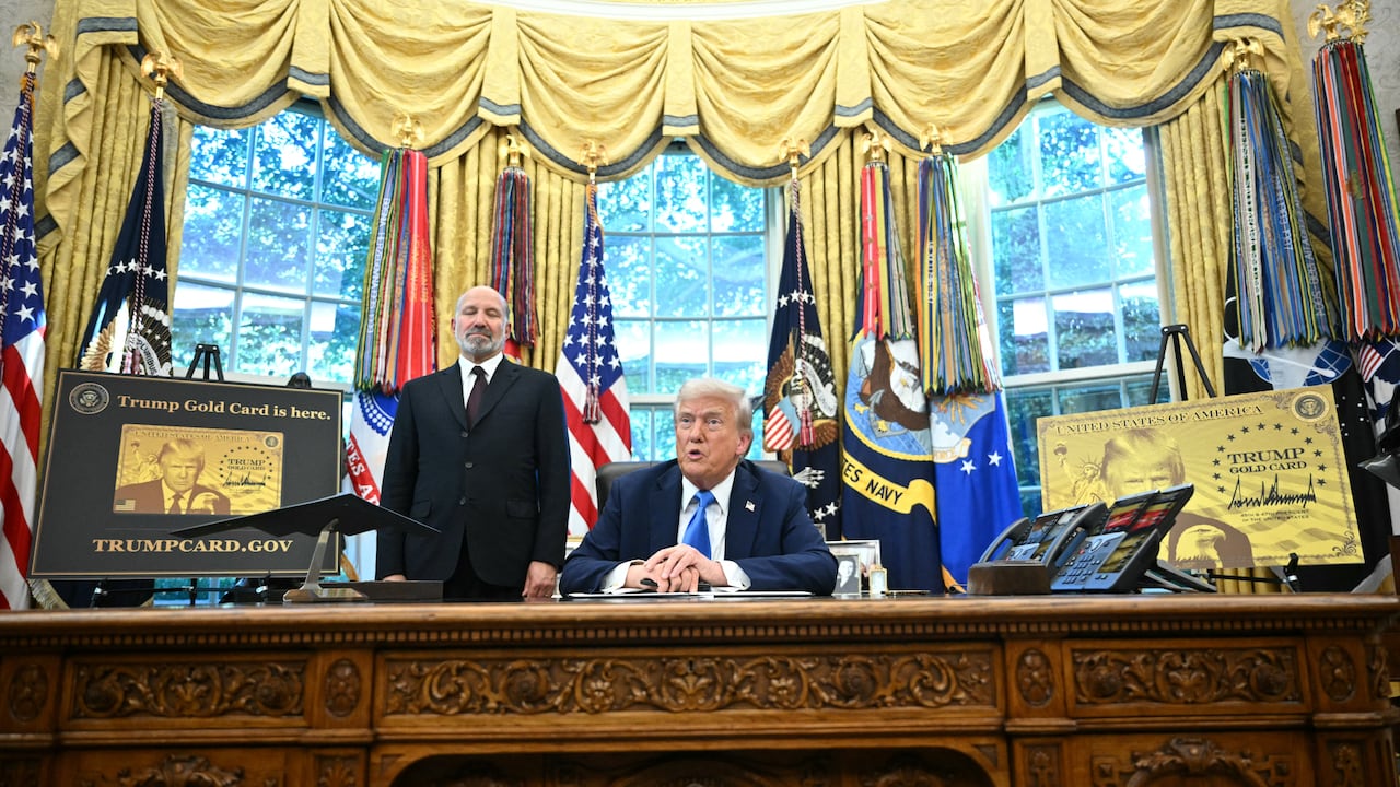 El presidente de Estados Unidos, Donald Trump, firmó una orden ejecutiva que crea un programa de residencia "gold card".