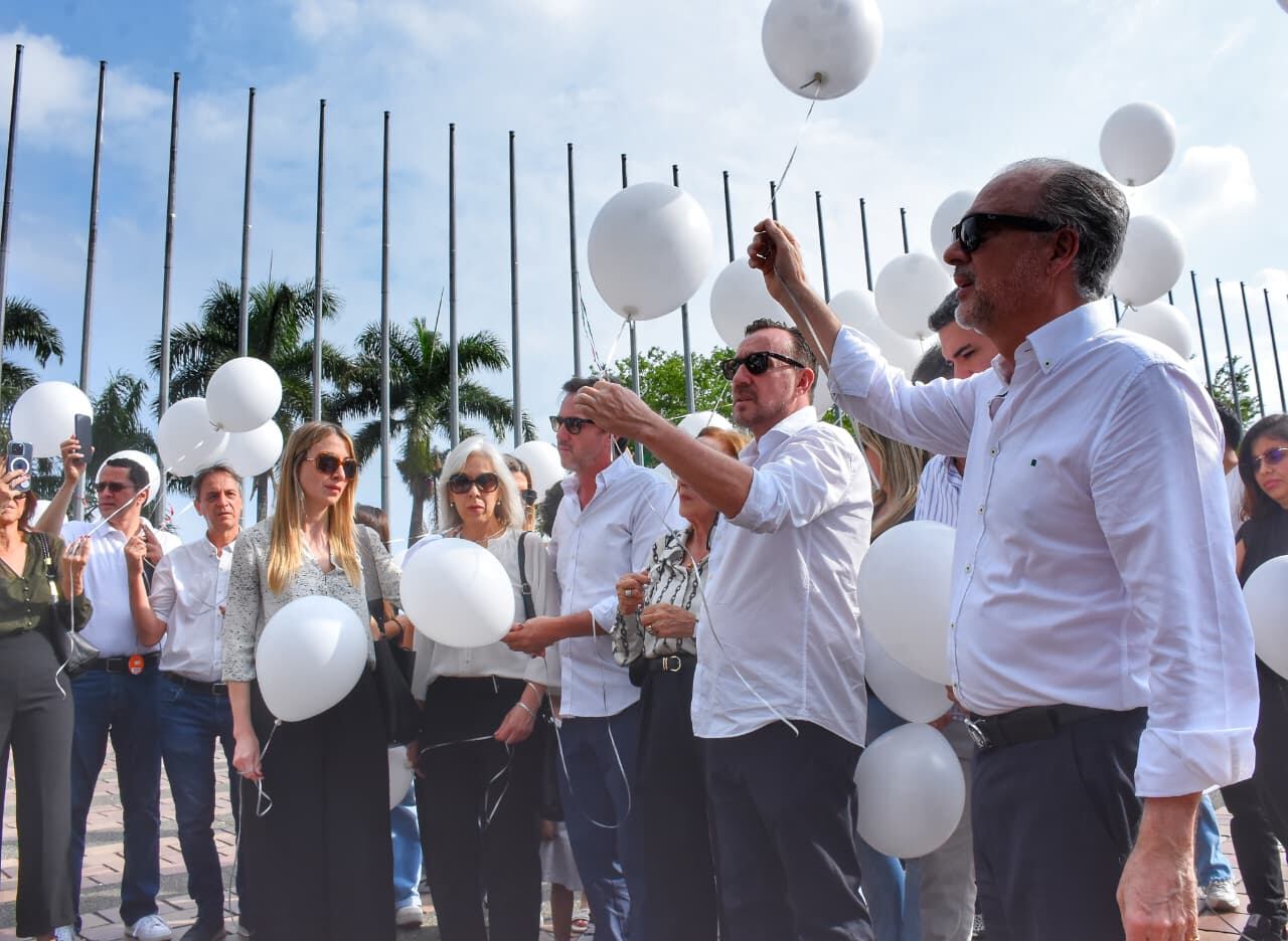 Soltaron globos blancos en señal de entrega a Dios.
