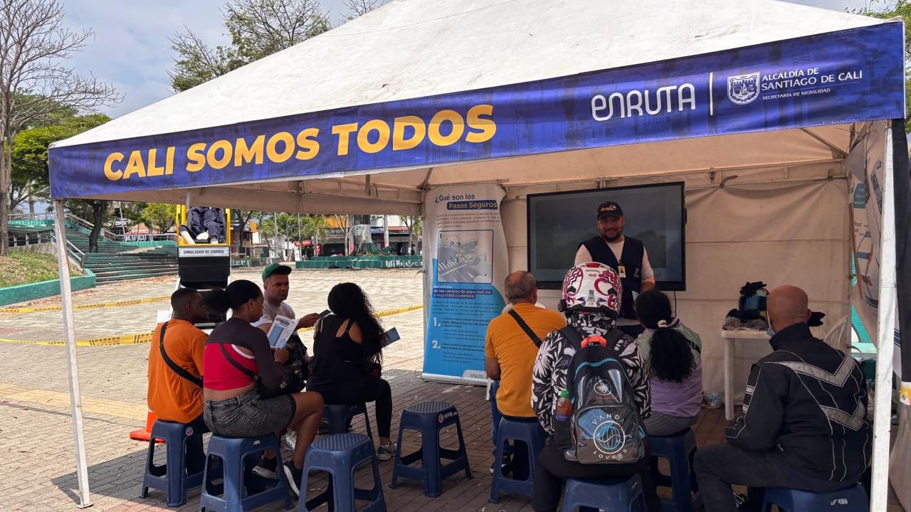A través de jornadas pedagógicas y experienciales en las calles, la iniciativa Pasos Seguros busca concientizar a todos los actores viales sobre la prevención de riesgos y la responsabilidad compartida para lograr una movilidad más segura en Cali.