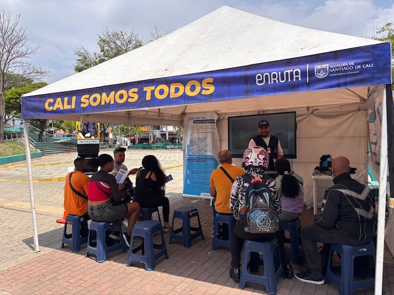 A través de jornadas pedagógicas y experienciales en las calles, la iniciativa Pasos Seguros busca concientizar a todos los actores viales sobre la prevención de riesgos y la responsabilidad compartida para lograr una movilidad más segura en Cali.