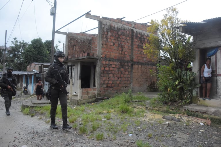 Buenaventura: Operativos de control por grupos especiales de la Policía en los barrios de Buenaventura, luego de las amenazas de grupos insurgentes. foto Aymer Álvarez Jr. Julio 5-23