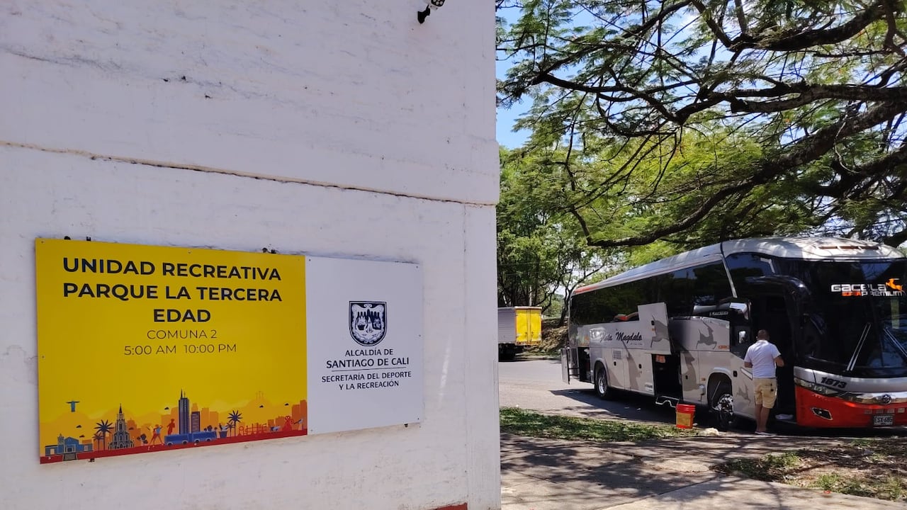 Un ciudadano denunció que en la zona se estarían lavando buses y realizando trabajos de mecánica, pese a que el sector es residencial y está ubicado frente a un centro de atención a personas mayores.