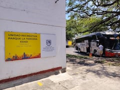Un ciudadano denunció que en la zona se estarían lavando buses y realizando trabajos de mecánica, pese a que el sector es residencial y está ubicado frente a un centro de atención a personas mayores.