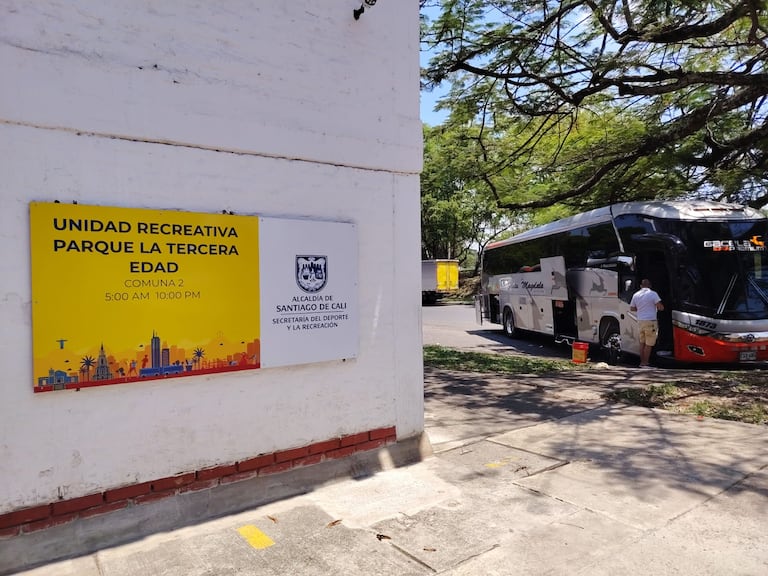 Un ciudadano denunció que en la zona se estarían lavando buses y realizando trabajos de mecánica, pese a que el sector es residencial y está ubicado frente a un centro de atención a personas mayores.