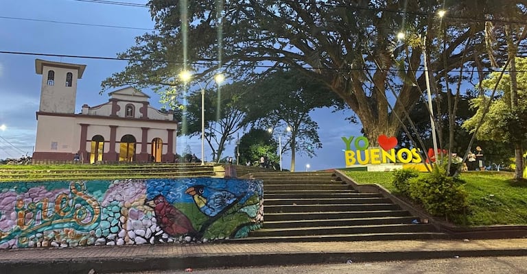 Buenos Aires, Cauca, enfrenta una compleja situación de orden público derivada de la presencia de grupos armados ilegales que operan en sus zonas rurales, generando desplazamientos, amenazas y zozobra entre las comunidades campesinas e indígenas del municipio.
