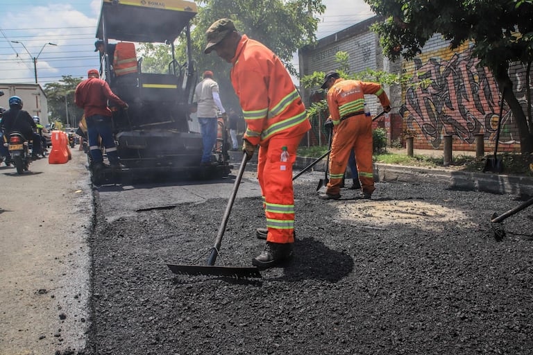 La intervención contempla tres capas de asfalto de dos pulgadas cada una, pensando que soporte el alto flujo vehicular y garantizar una vida útil de hasta 10 años sin mantenimiento.