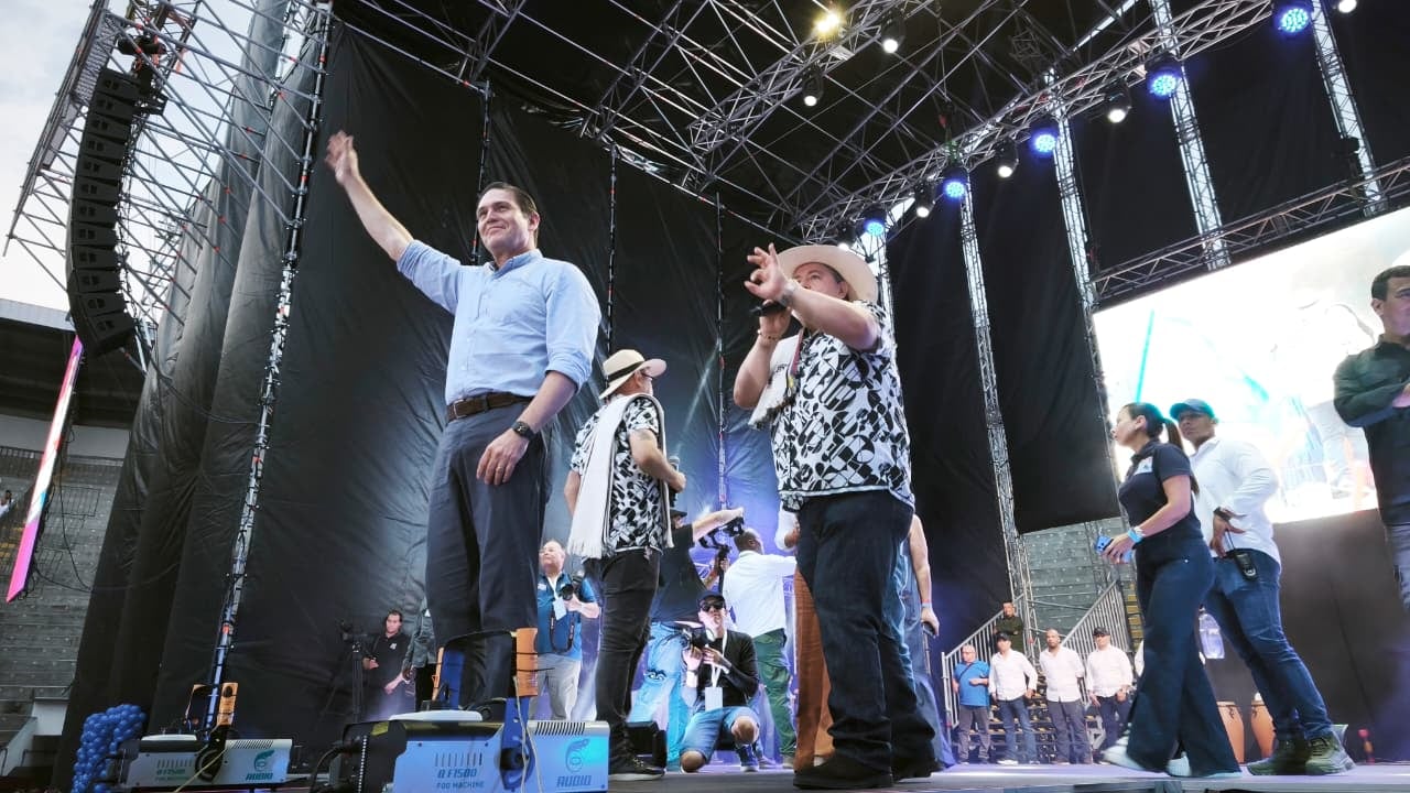 Pinzón planteó que el país requiere liderazgo con trayectoria y autonomía. “Colombia no necesita un surrogado presidente. Que venga alguien y tenga que llamar al jefe a preguntarle. “No, se necesita un presidente de verdad”.