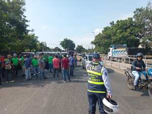 Los agentes de tránsito hacen presencia en el lugar para intentar garantizar el tráfico fluido.