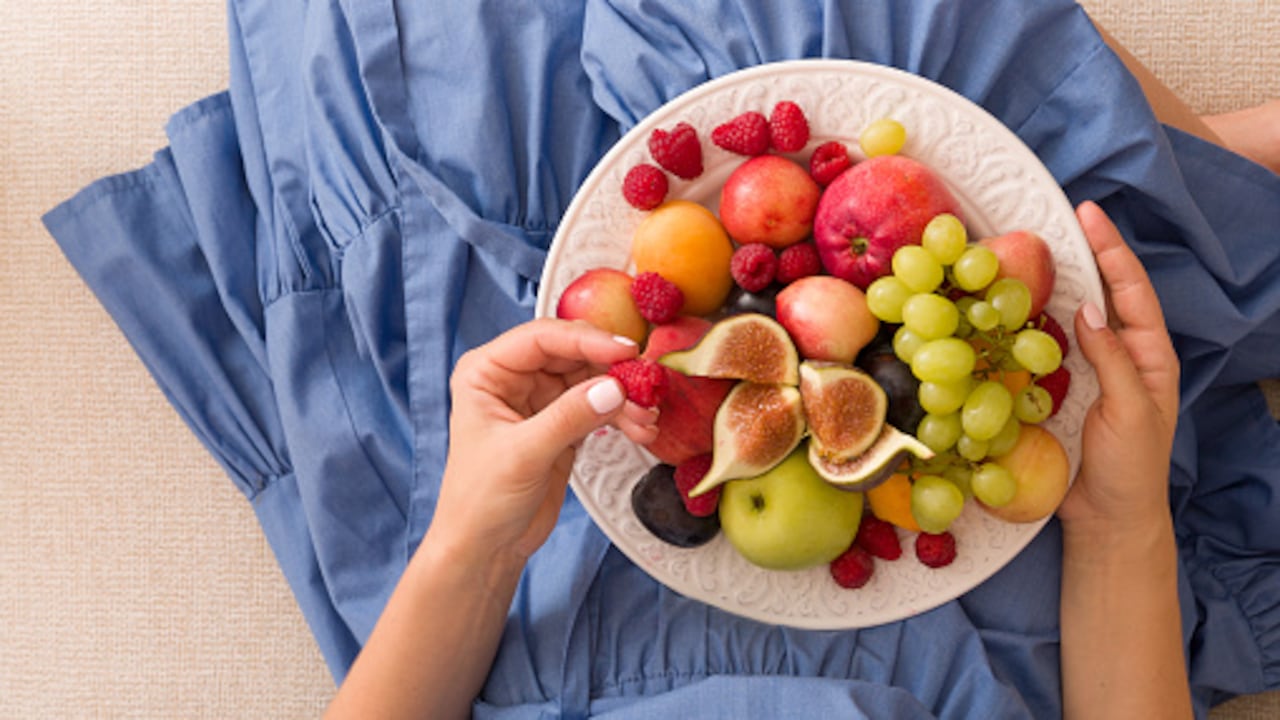 La fresa ayuda a bajar el ácido úrico.