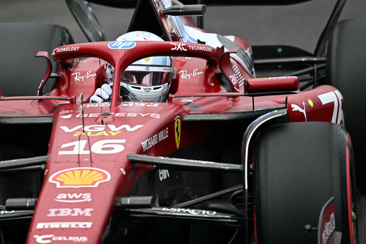 El piloto monegasco de Ferrari, Charles Leclerc, conduce durante la primera sesión de prácticas para el Gran Premio de Mónaco de Fórmula Uno.