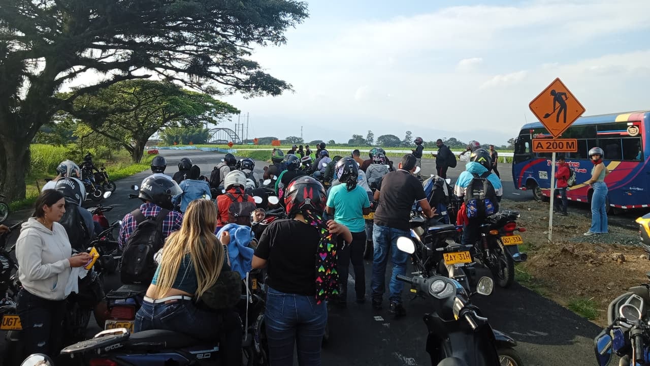 Integrantes de la fuerza pública verifican una motocicleta abandonada en el sector de Puente Valencia de la vía Cali-Popayán.
