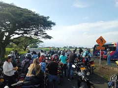 Integrantes de la fuerza pública verifican una motocicleta abandonada en el sector de Puente Valencia de la vía Cali-Popayán.