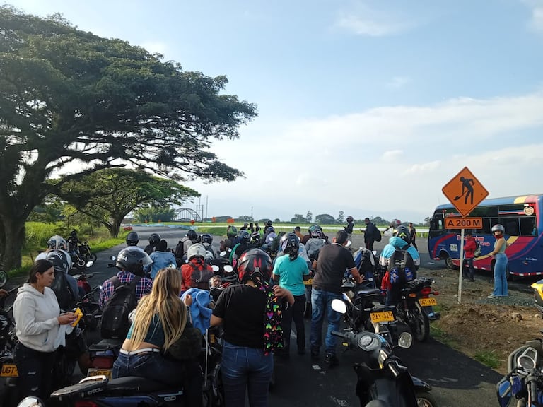 Integrantes de la fuerza pública verifican una motocicleta abandonada en el sector de Puente Valencia de la vía Cali-Popayán.