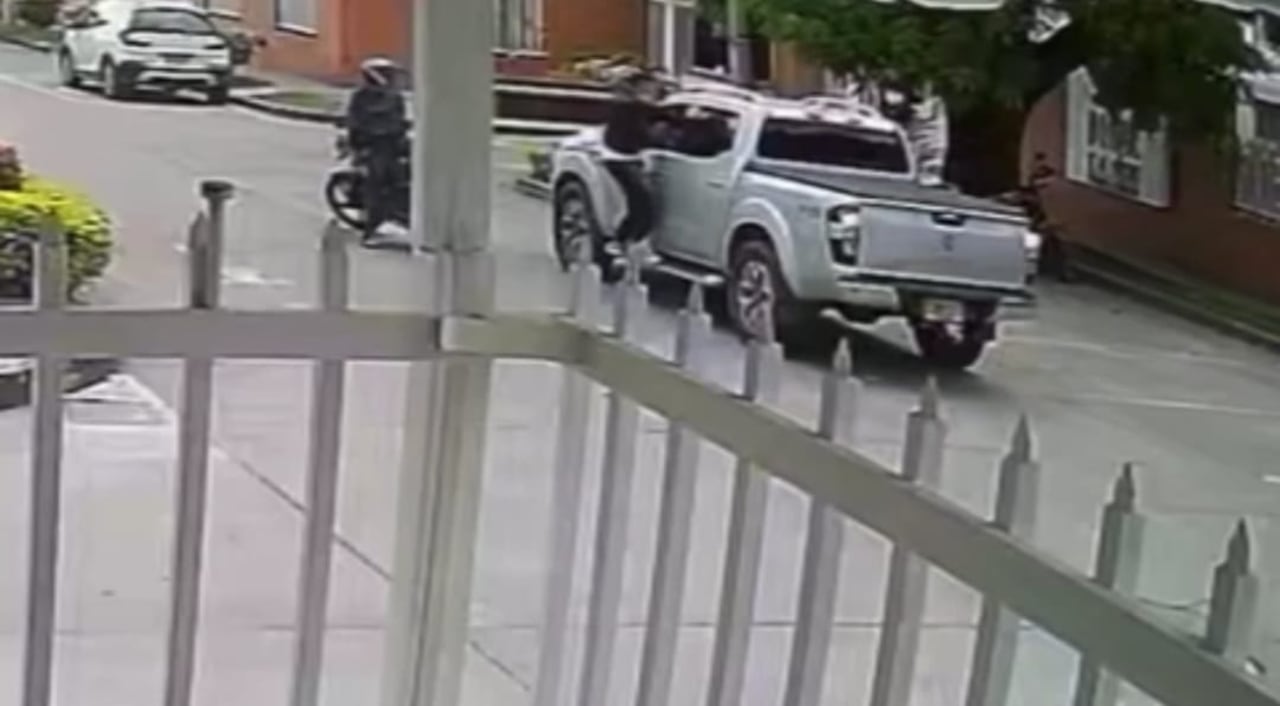 Así quedaron grabados los hombres en momentos en que se abalanzan sobre una camioneta, en el sector de Las Mercedes, para robar a sus ocupantes. Foto: Alcaldía de Palmira / El País.