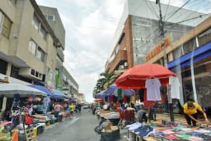 Invasión de espacio público en el centro de Cali. Foto Jorge Orozco / El País.