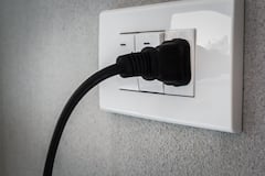 Mantener electrodomésticos conectados y sin uso hacen que se gaste energía y se impacta el medio ambiente.