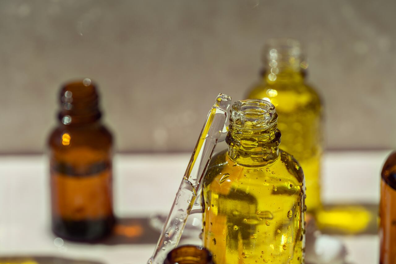 El aceite de árbol de té ha comenzado a ser el favorito de aquellos que buscan una solución natural para mantener la casa impecable, gracias a sus propiedades desinfectantes y su capacidad para neutralizar olores persistentes.