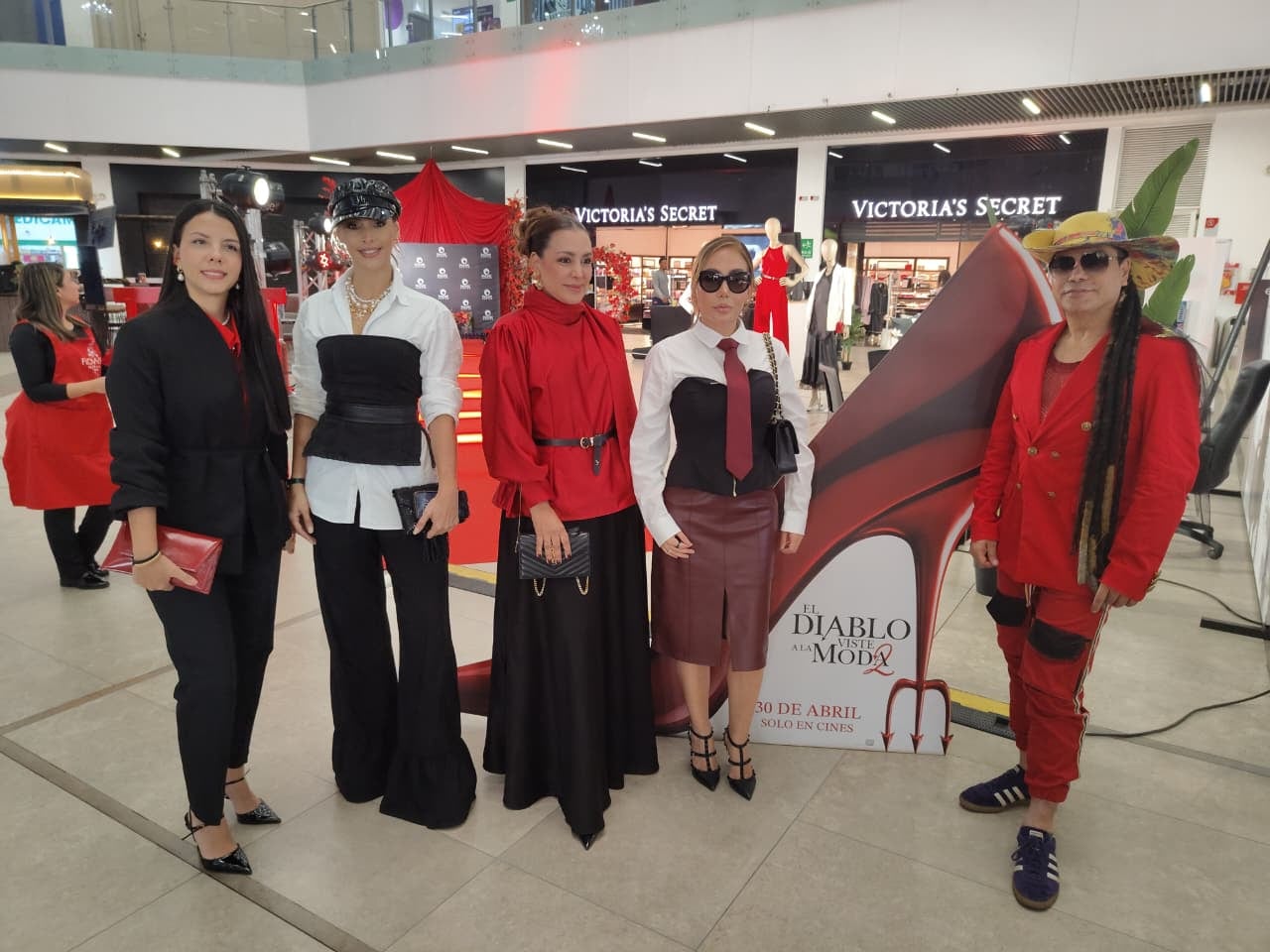 El color rojo fue protagonista en la alfombra roja del evento realizado en Pacific Center.