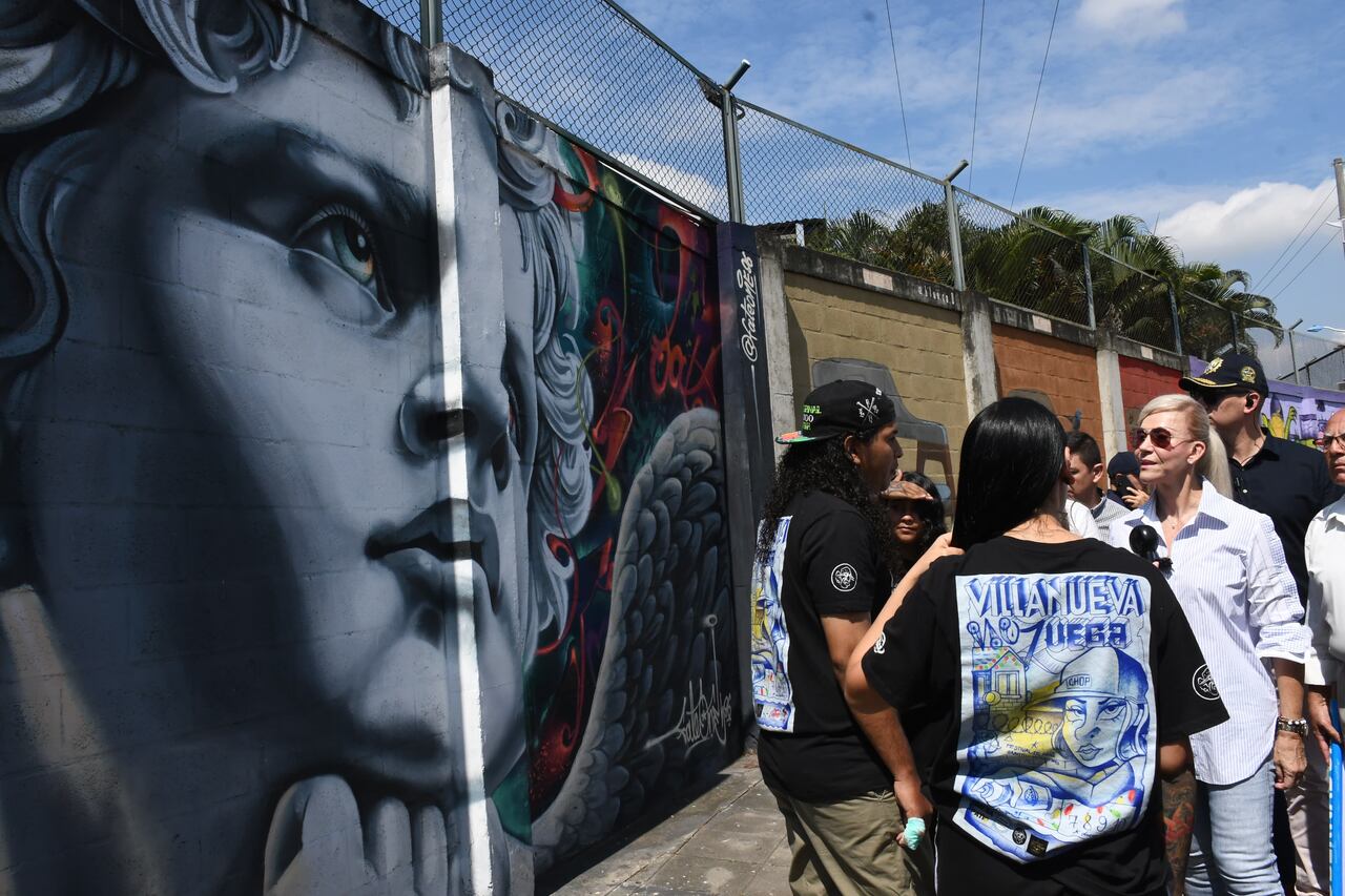 El programa “Muros que hablan, cultura que libera” ha impulsado actividades culturales dentro del centro penitenciario, como el fortalecimiento de la orquesta Son de Villa, la formación en danza folclórica y eventos como Salsa al Patio. Mural en cárcel de Villanueva. Cortesía Gobernación Valle del Cauca