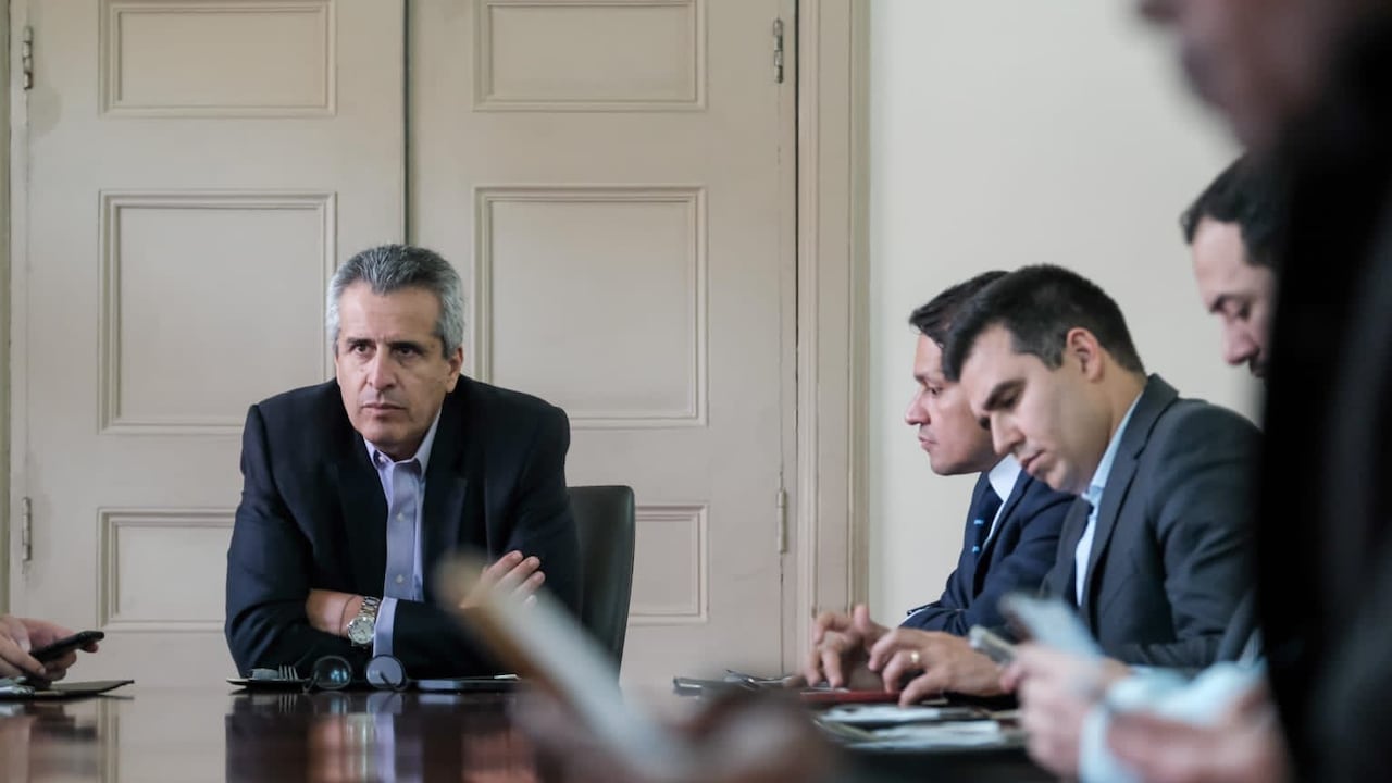 El ministro del Interior, Luis Fernando Velasco, ha estado en el ojo del huracán luego de tachar de “hipócritas” a los gobernadores del país, quienes hicieron un llamado al Ejecutivo para el mejoramiento de la seguridad en las regiones.