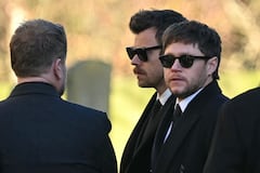 Los ex miembros de la banda One Direction, Harry Styles (C) y Niall Horan, se van después de asistir al funeral del fallecido cantante de One Direction, Liam Payne, en la iglesia de St Mary's en Amersham, al oeste de Londres.