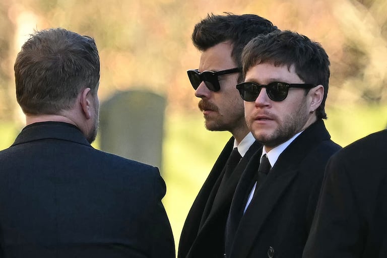 Los ex miembros de la banda One Direction, Harry Styles (C) y Niall Horan, se van después de asistir al funeral del fallecido cantante de One Direction, Liam Payne, en la iglesia de St Mary's en Amersham, al oeste de Londres.