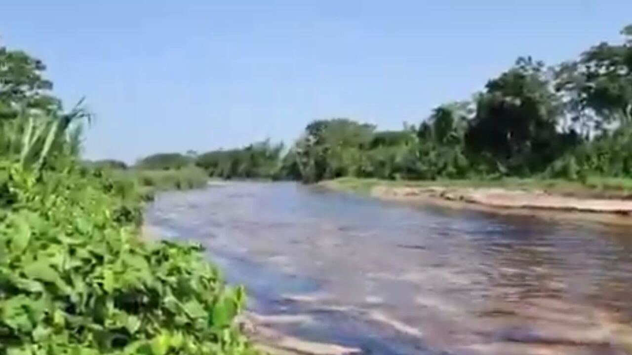 En redes sociales se evidenció la creciente de petróleo en el río Caranal.