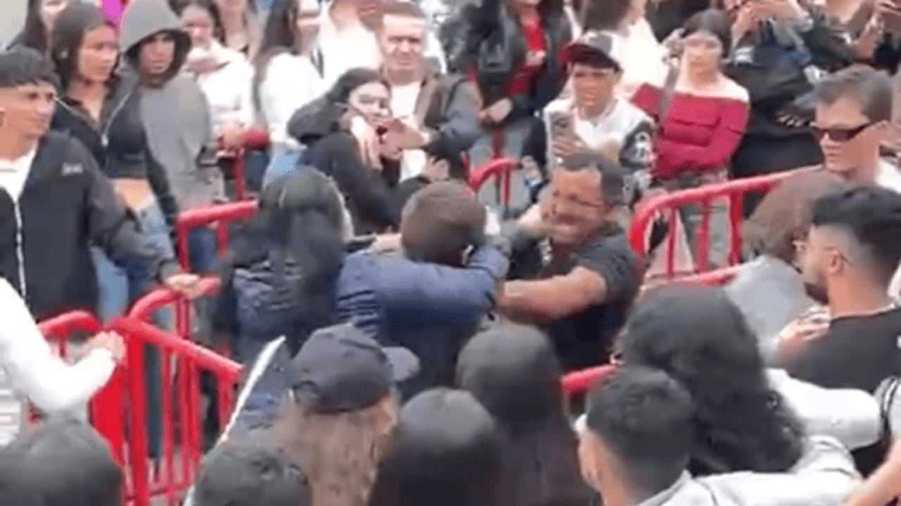 De acuerdo con lo que se puede apreciar en las imágenes, varias personas que no han sido identificadas empezaron a agredirse físicamente por medio de los golpes.