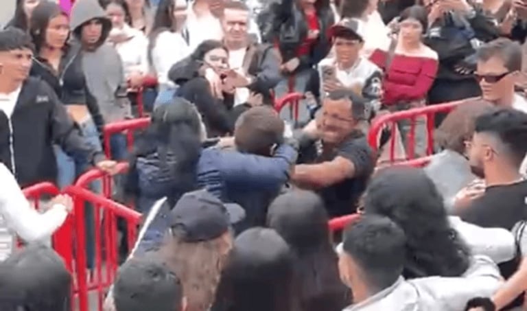 De acuerdo con lo que se puede apreciar en las imágenes, varias personas que no han sido identificadas empezaron a agredirse físicamente por medio de los golpes.