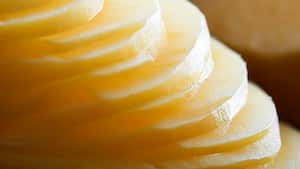 Las papas recién cortadas tienen a ponerse negras.