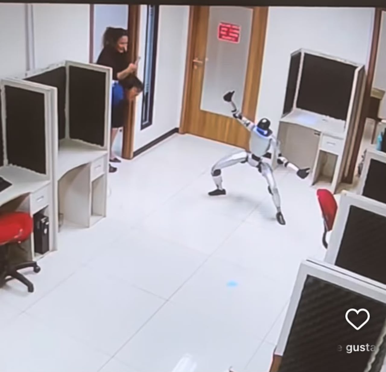 Robot pierde el control y golpea a varias personas en una oficina.