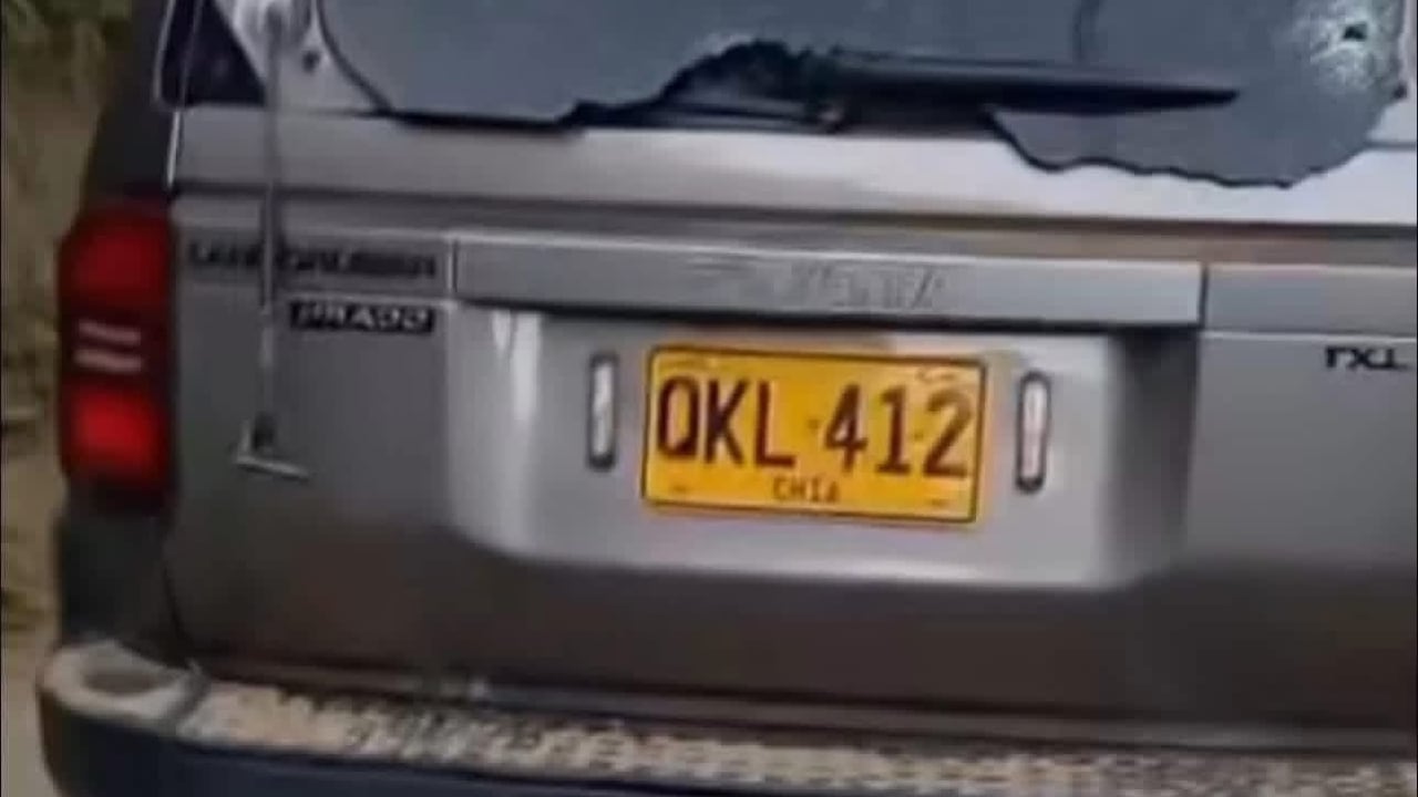 El ataque ocurrió en la vía que comunica hacia Otaré. El vehículo pertenecía al grupo GOES de la Policía Nacional. Todo sucedió cuando se movilizaba por la vía hacia el municipio de Otaré.
Según las primeras informaciones, el vehículo habría sido atacado por presuntos integrantes de un grupo armado ilegal. La camioneta recibió varios impactos de bala mientras transportaba a uniformados de esta unidad especial.