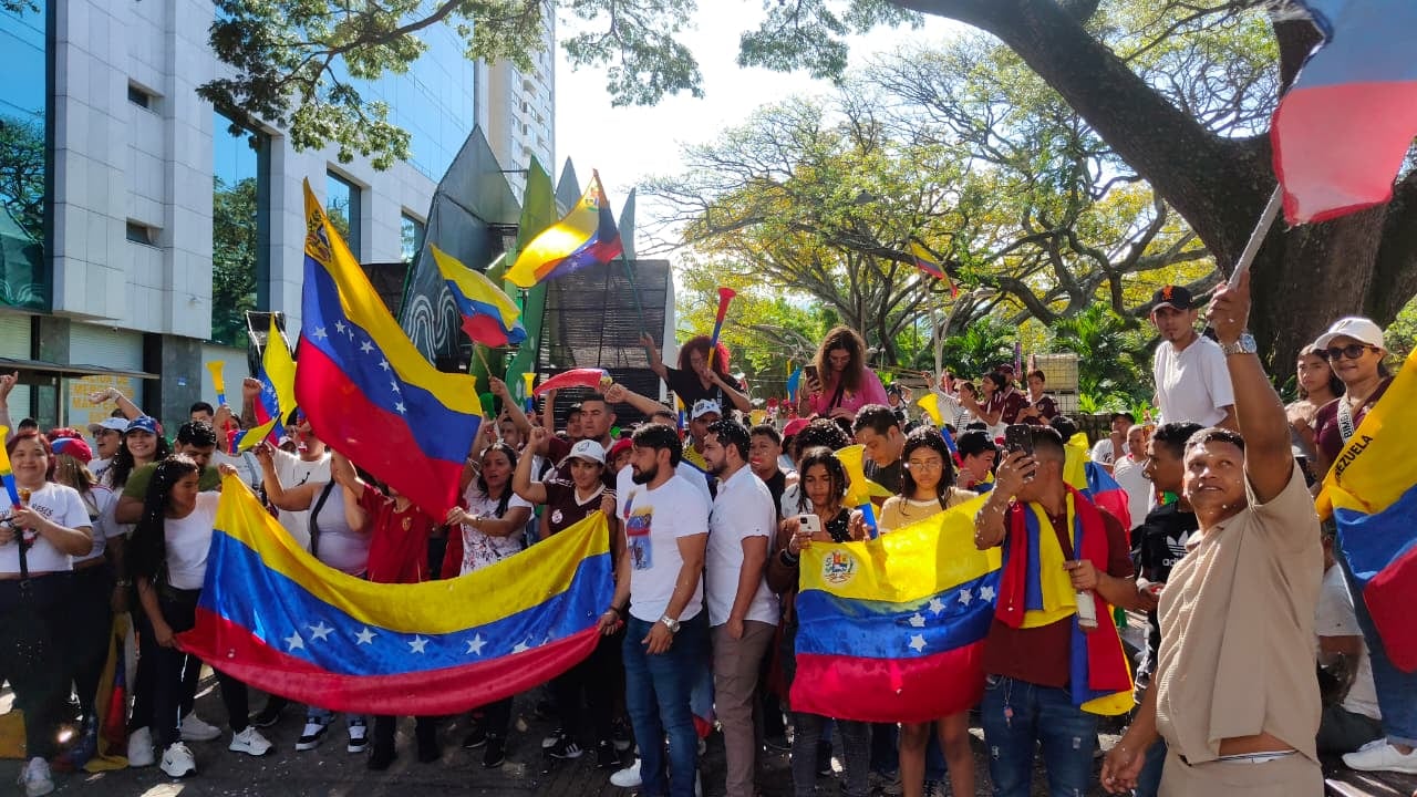 Hasta esta hora, la reunión se mantiene de forma pacífica, sin que se hayan reportado alteraciones del orden público por parte de las autoridades locales