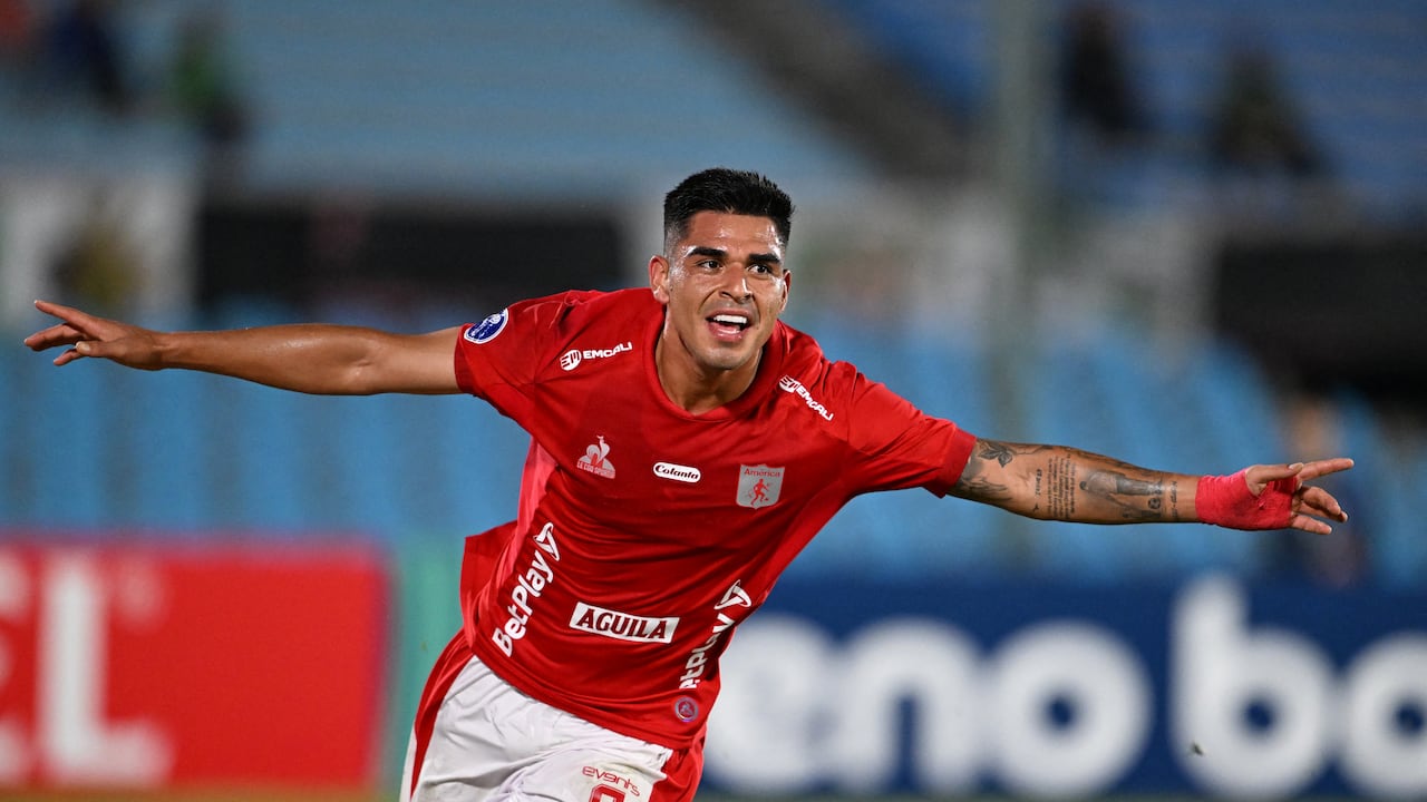America de Cali's Peruvian forward #09 Luis Ramos celebrates after scoring his team's third goal during the Copa Sudamericana group stage football match between Uruguay's Racing and Colombia's America de Cali at the Centenario stadium in Montevideo on April 2, 2025. (Photo by Eitan ABRAMOVICH / AFP)