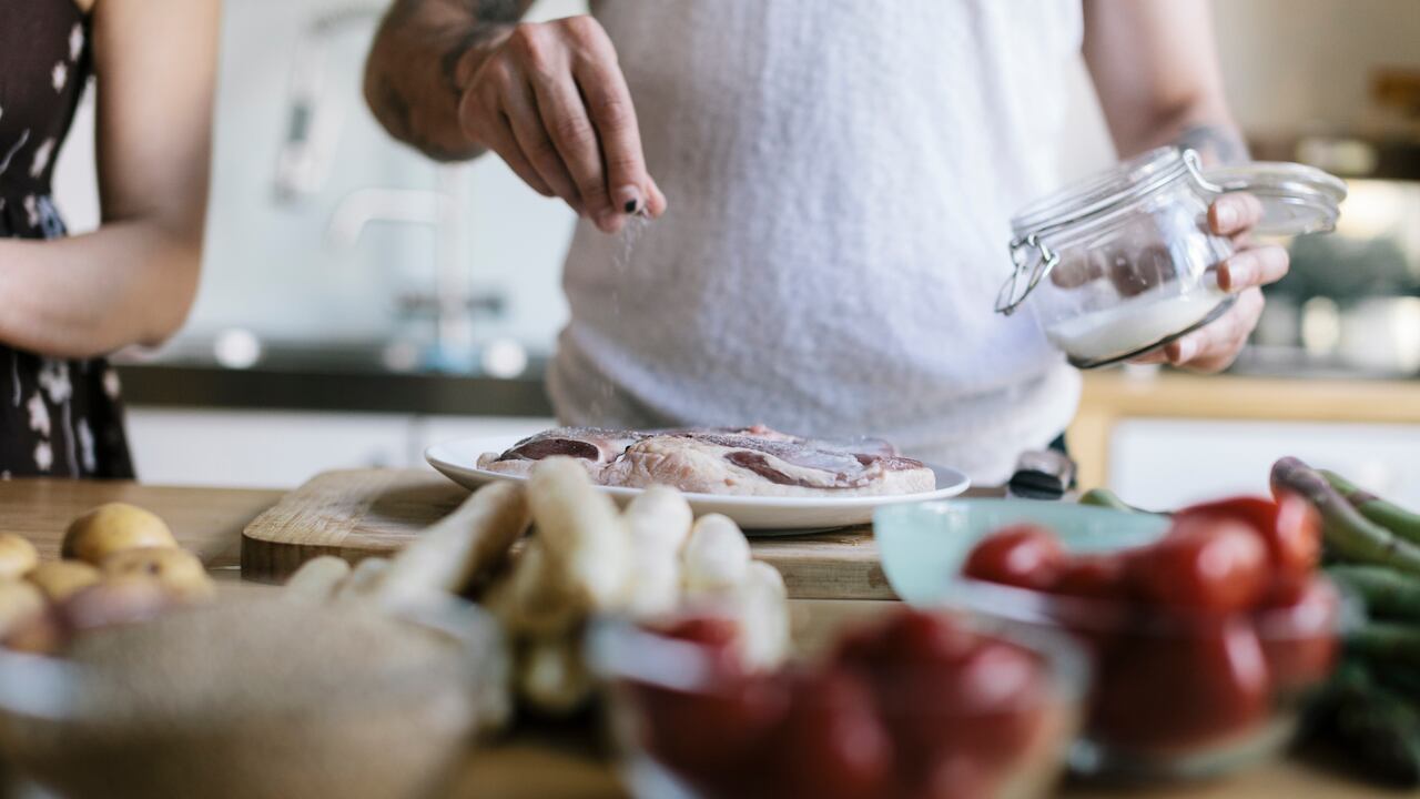 Foto de referencia sobre sal en las comidas