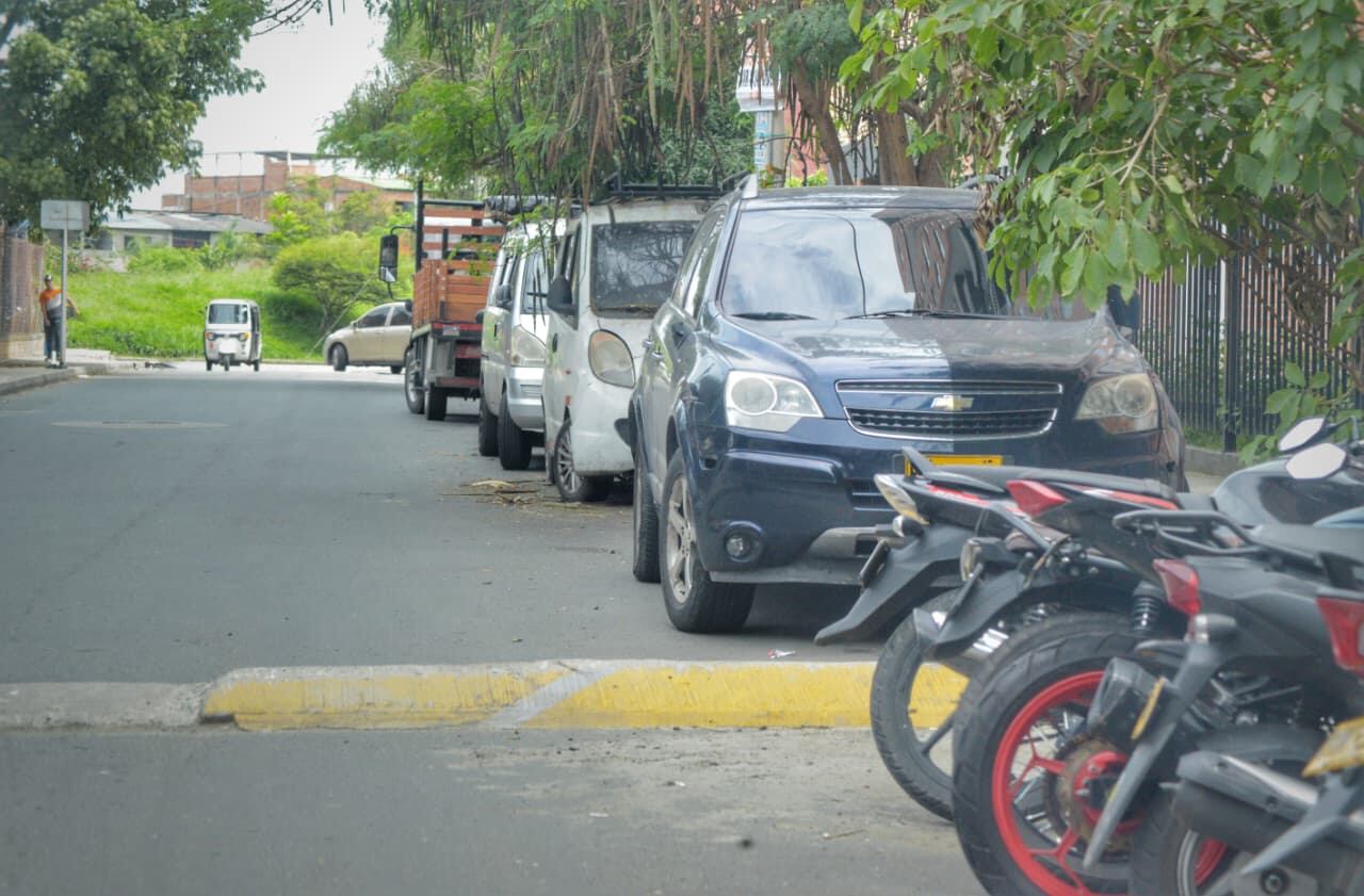 'Policías acostados' de gran tamaño y mal parqueo en el sector de La Arboleda Carrera 60 con Calle 26.