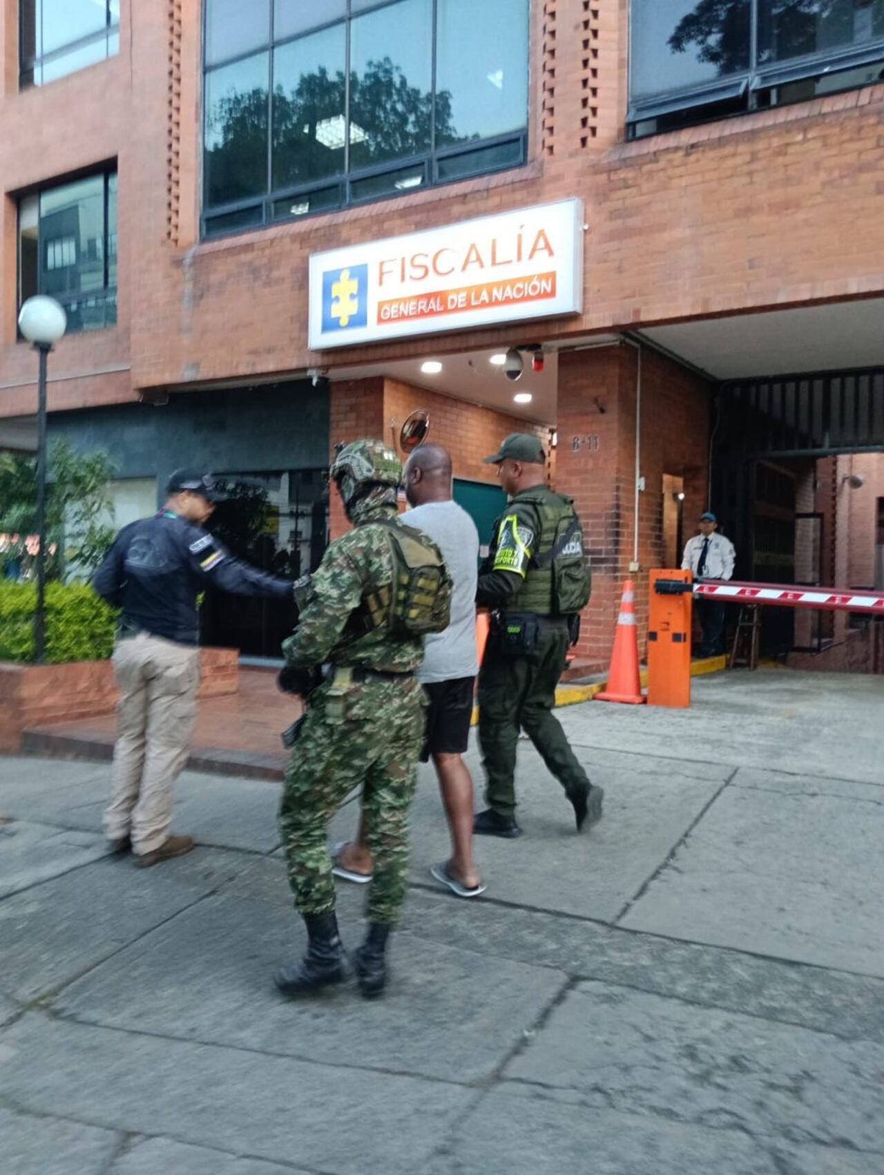 Los operativos se realizaron en el barrio Alfonso López, donde fueron detenidos Carlos Mauricio Arboleda Velasco, alias “Gazella”, y Wallinton Cundumí Ardila, alias “Wallis”.