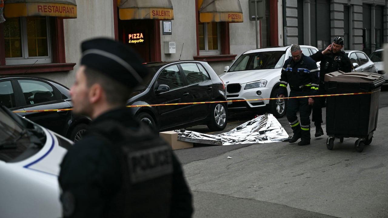 Oficiales franceses llegaron hasta el lugar de los hechos para recolectar evidencias.