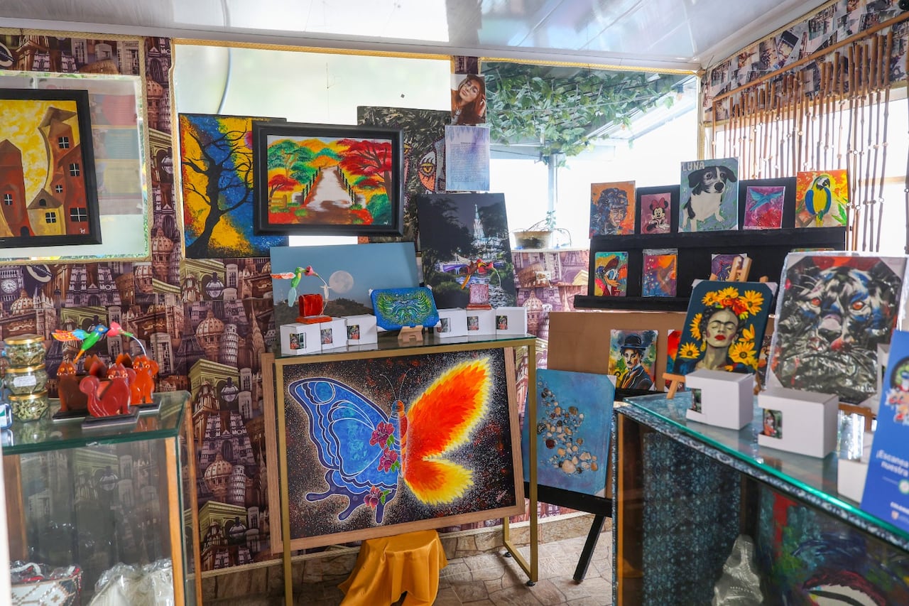 Espacios como el café Mavilu Coffee Shop funcionan como vitrinas para artistas, artesanos y emprendedores de la Comuna 20.