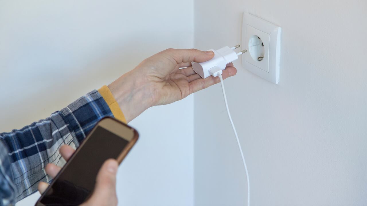 Un cargador mojador puede causar accidentes graves.