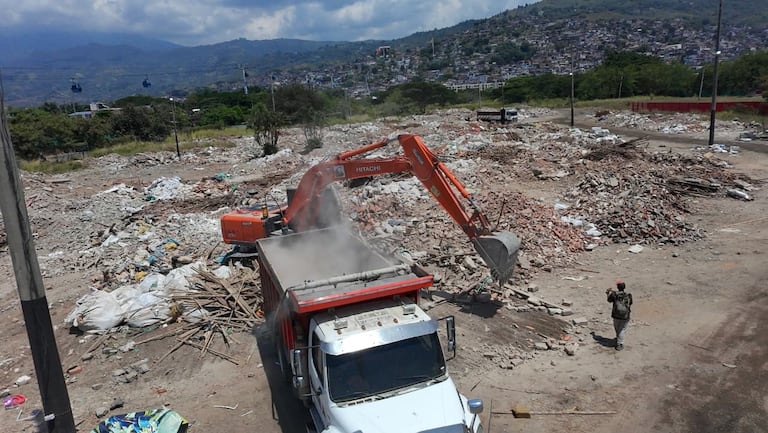 Este es el panorama en la escombrera habilitada frente a Cosmocentro. Estará allí durante la emergencia.