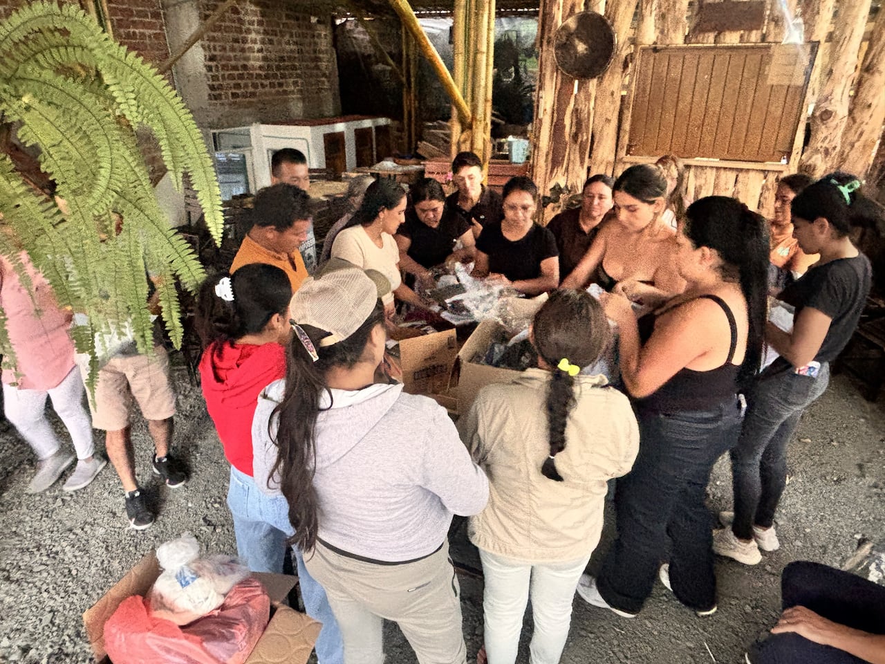 La Administración Municipal de Samaniego, bajo el liderazgo del señor alcalde, Ing. William Andrade Ibarra, informa a la opinión pública que se ha activado de manera inmediata el plan de contingencia para atender a una población de 55 personas (18 familias) que llegaron al casco urbano huyendo de la violencia en el municipio vecino de Linares.